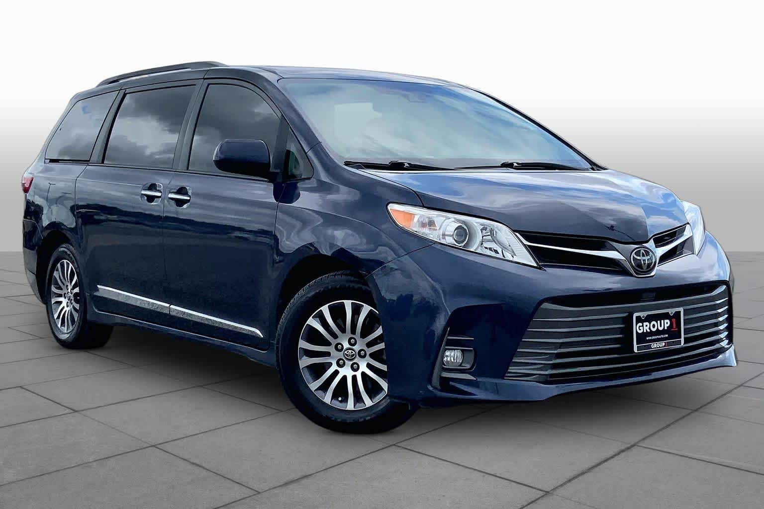 2020 Toyota Sienna photo 3 of 36