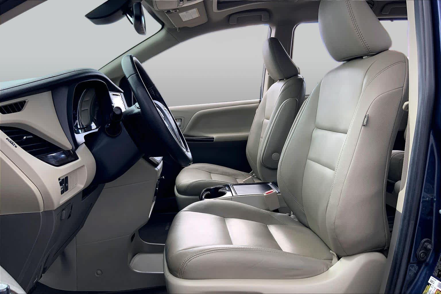 2020 Toyota Sienna photo 8 of 36