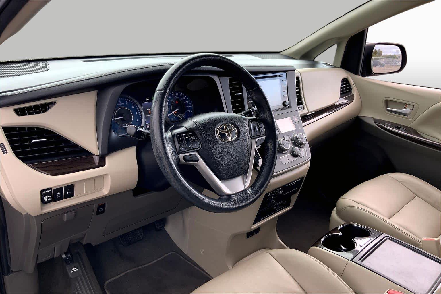2020 Toyota Sienna photo 17 of 36
