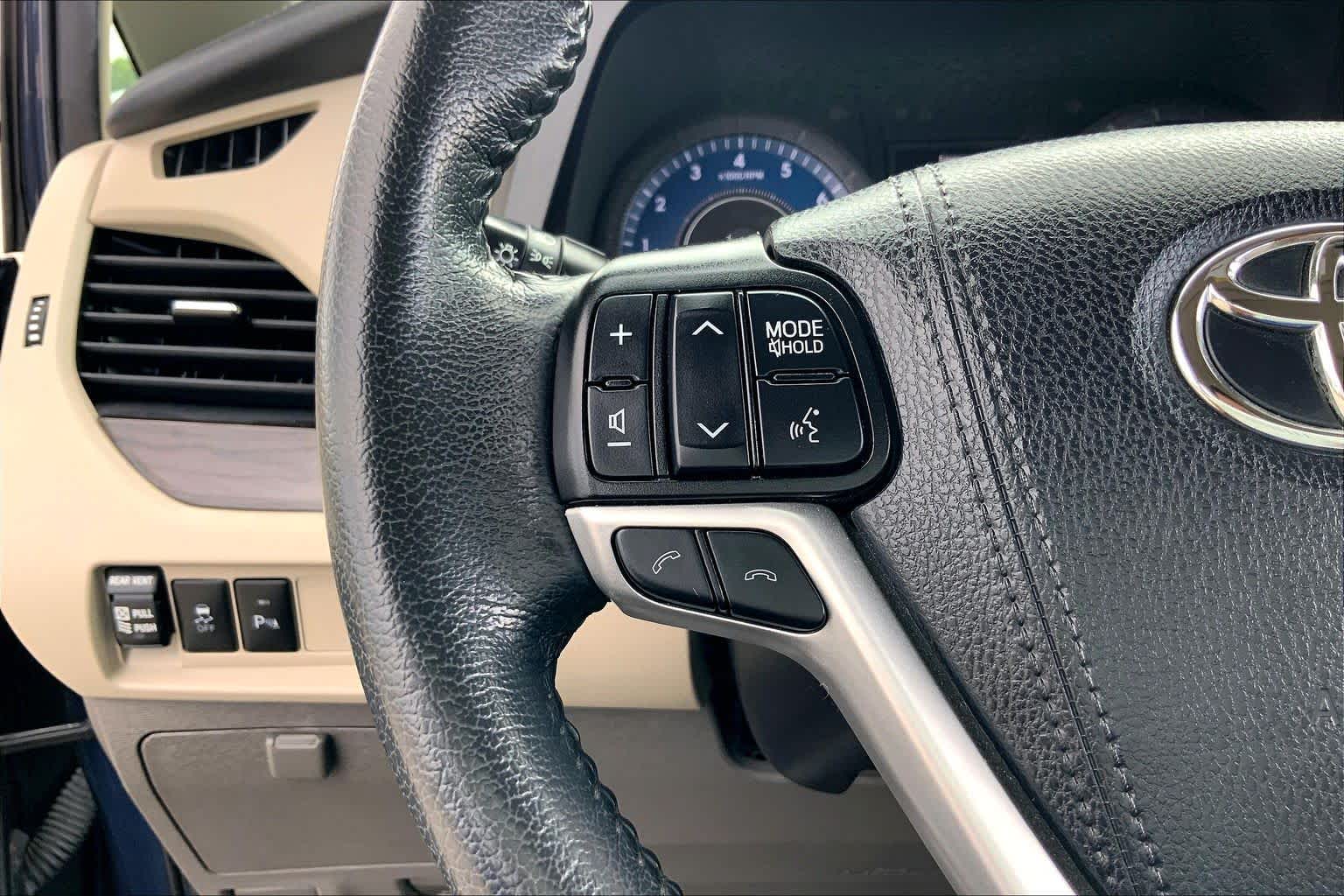 2020 Toyota Sienna photo 23 of 36