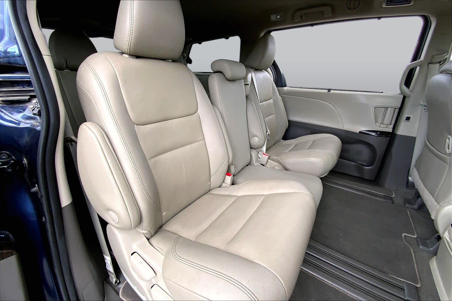 2020 Toyota Sienna photo 19 of 36