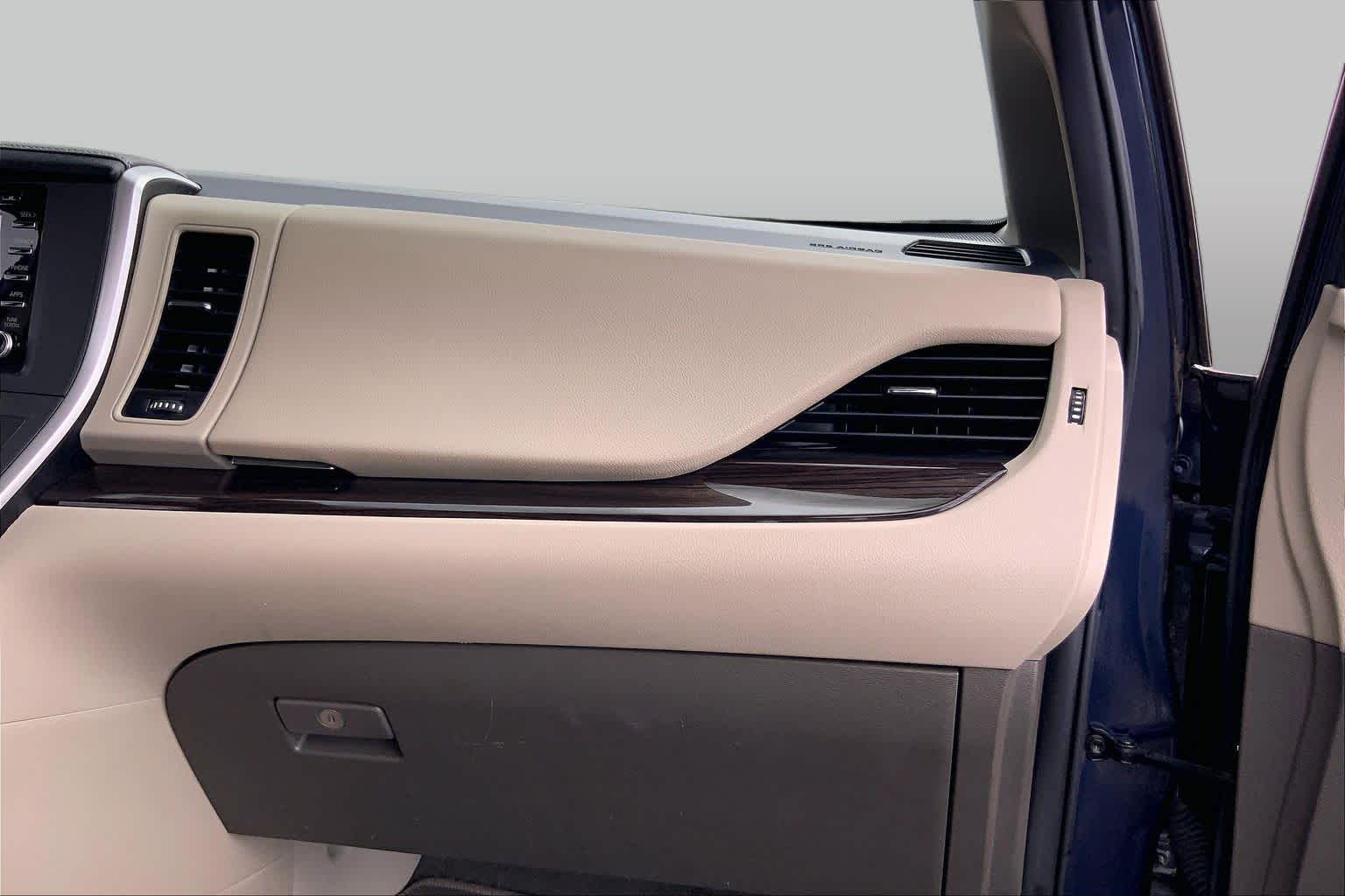 2020 Toyota Sienna photo 18 of 36