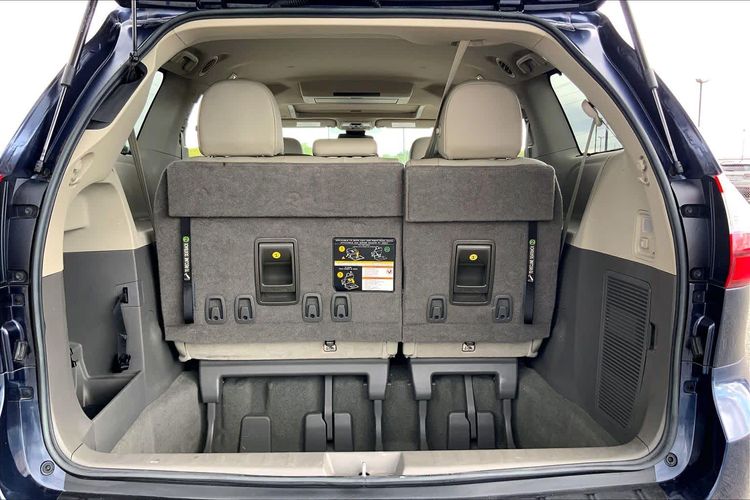 2020 Toyota Sienna photo 34 of 36
