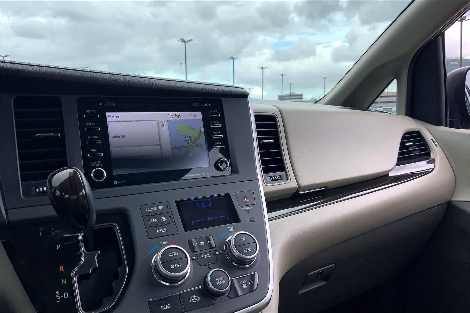 2020 Toyota Sienna photo 35 of 36