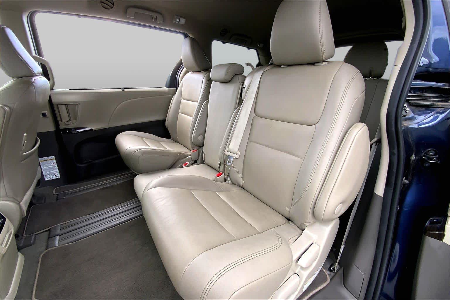 2020 Toyota Sienna photo 20 of 36