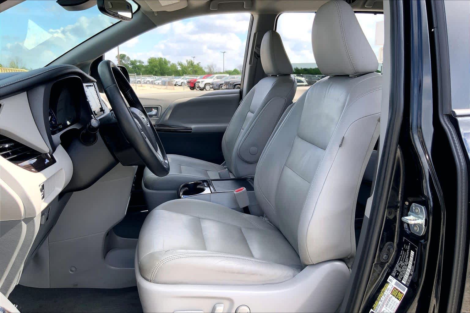 2020 Toyota Sienna XLE - 7