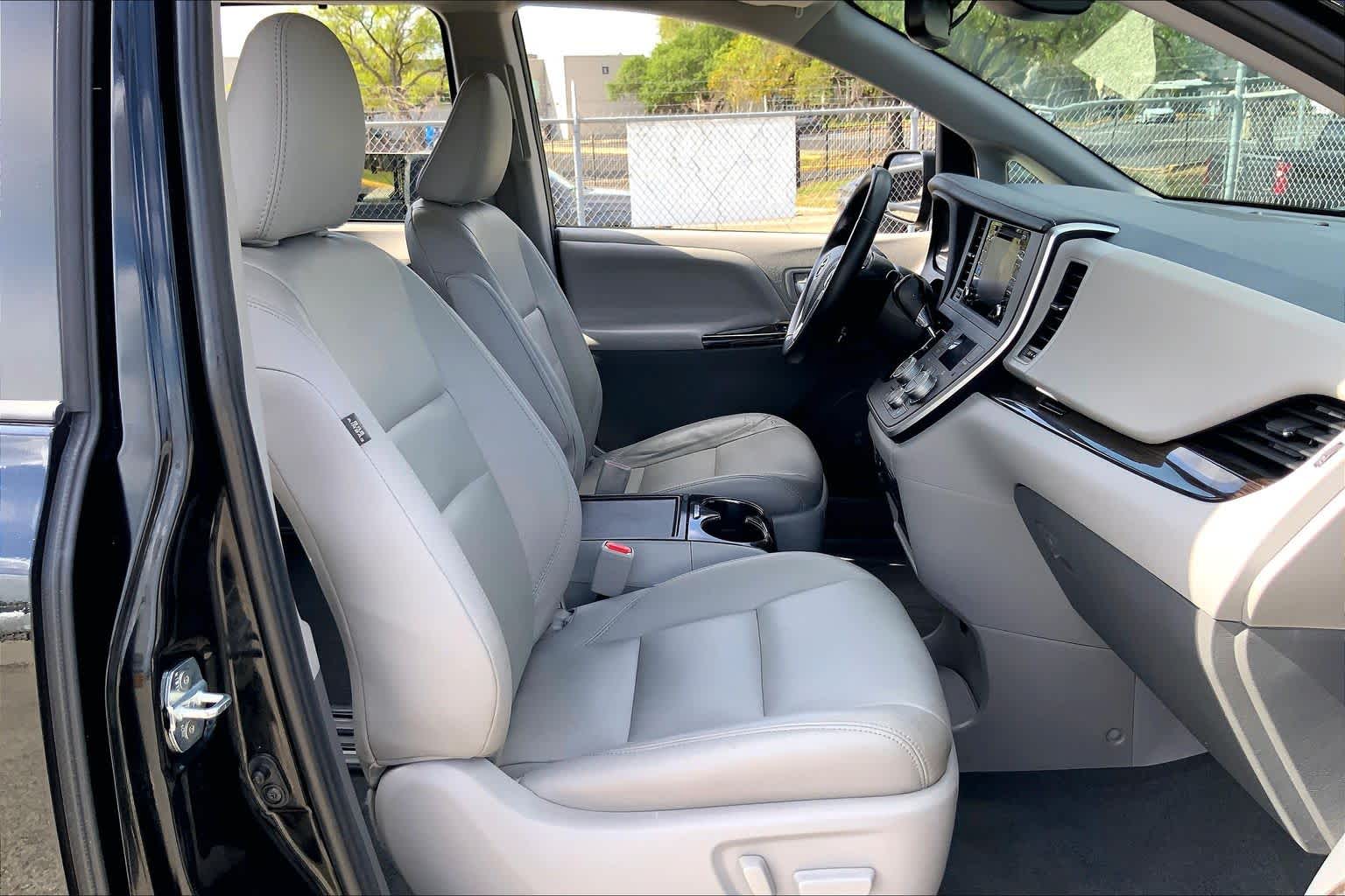 2020 Toyota Sienna XLE - 8