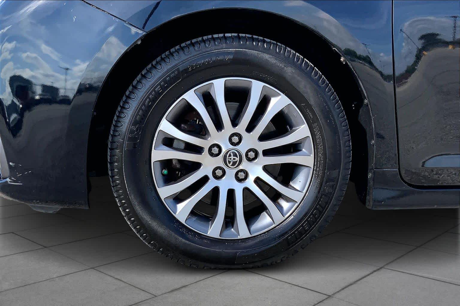 2020 Toyota Sienna XLE - 10