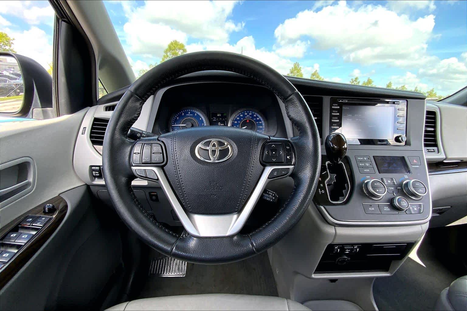 2020 Toyota Sienna XLE - 5