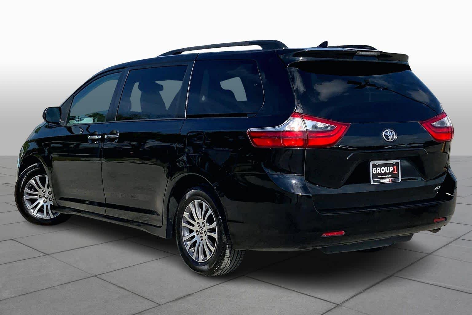 2020 Toyota Sienna XLE - 11