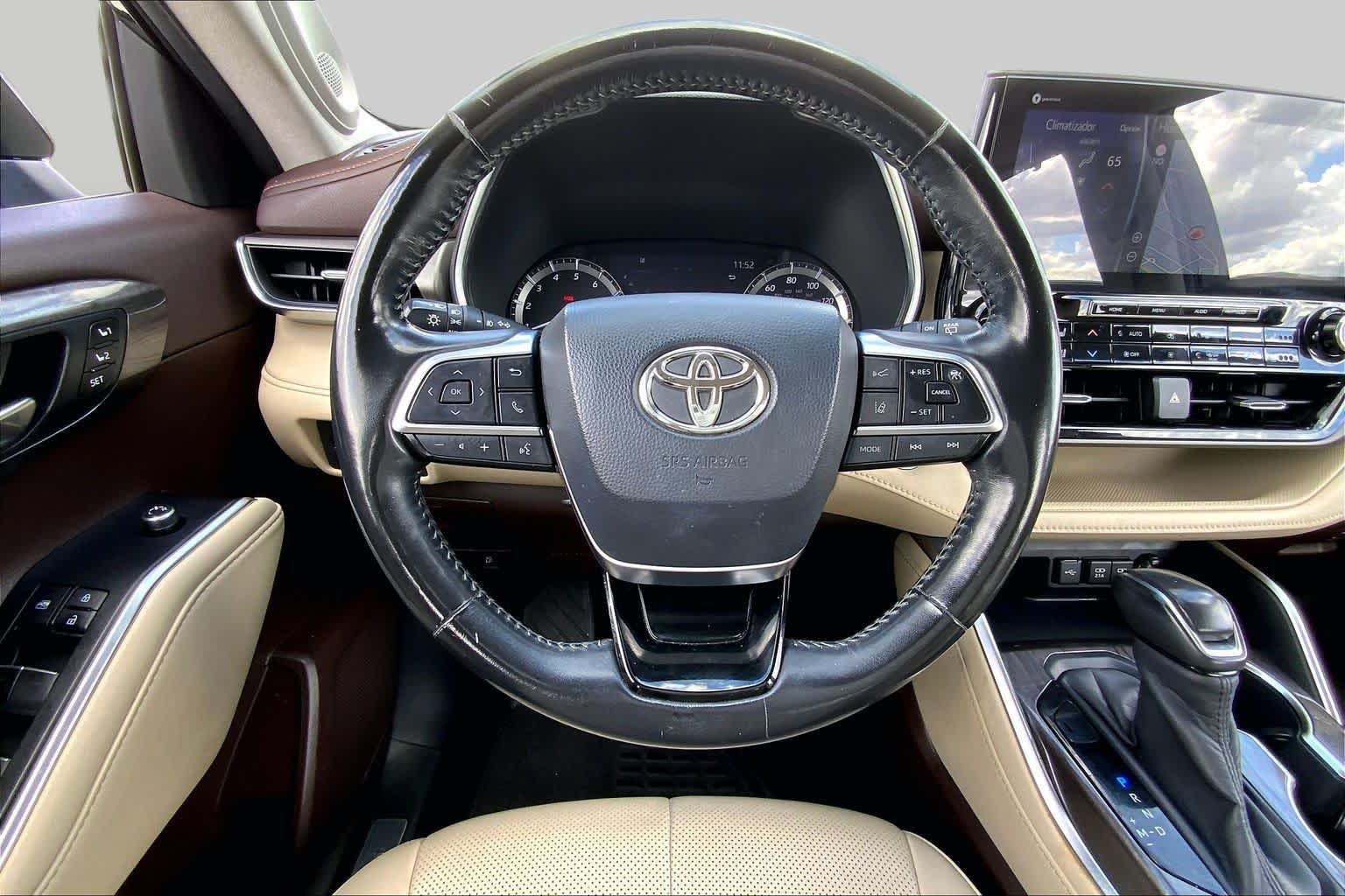 2020 Toyota Highlander photo 6 of 36