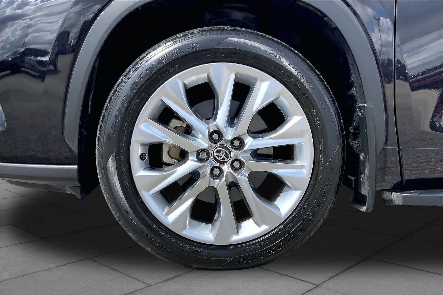 2020 Toyota Highlander photo 11 of 36