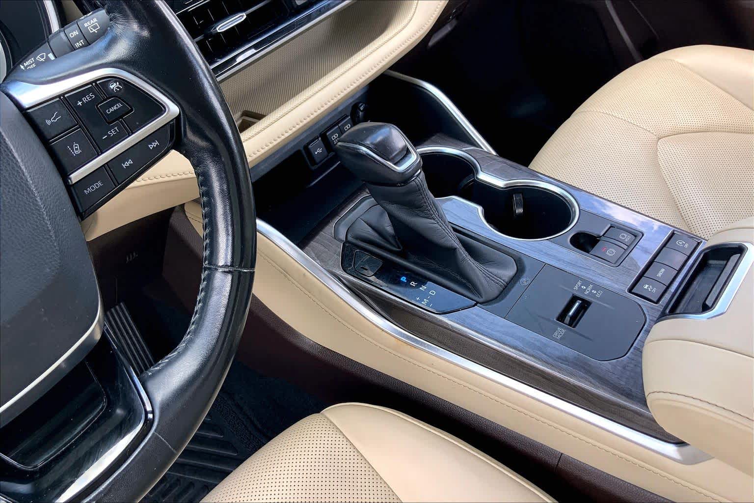 2020 Toyota Highlander photo 16 of 36