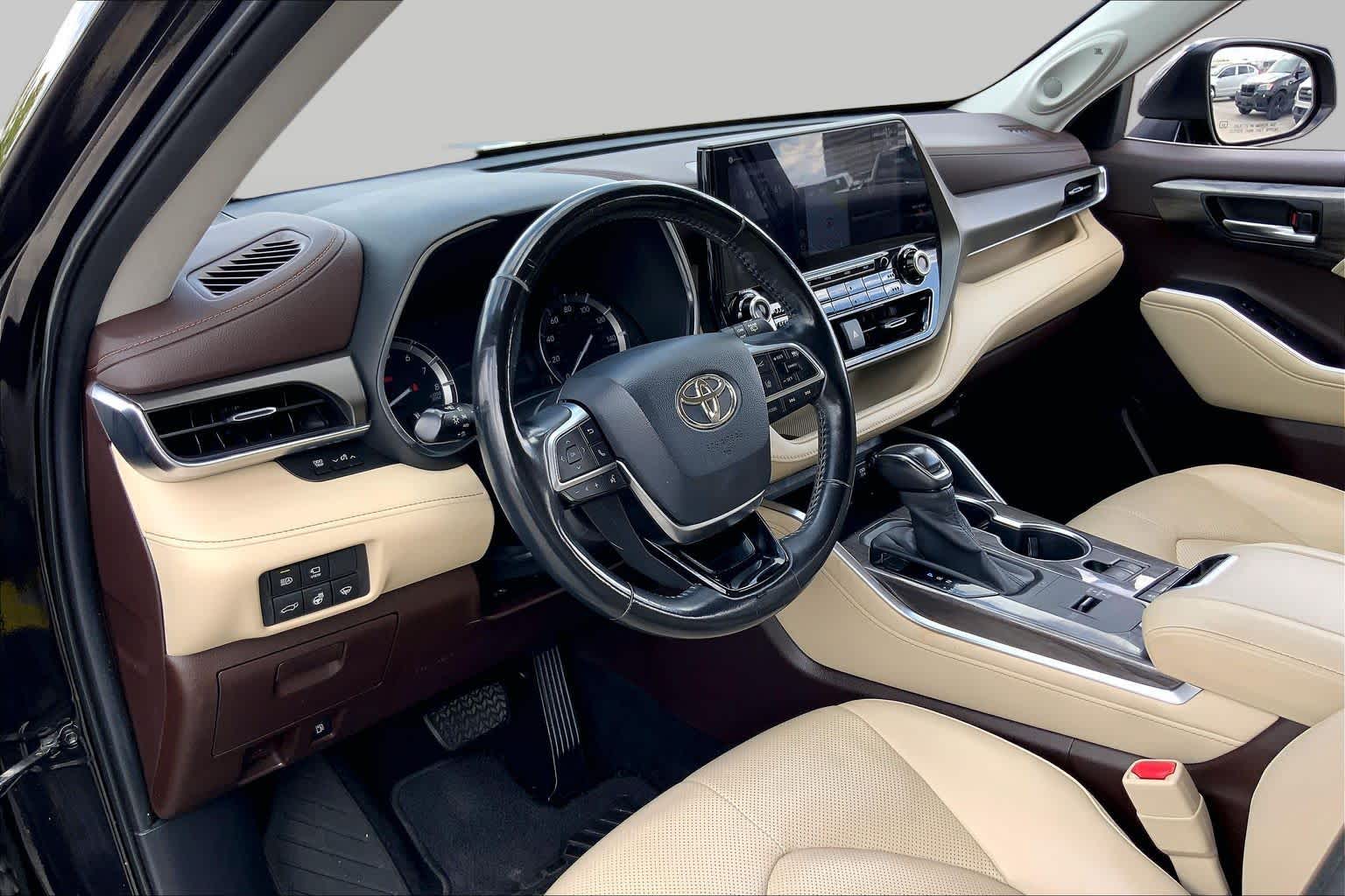 2020 Toyota Highlander photo 17 of 36