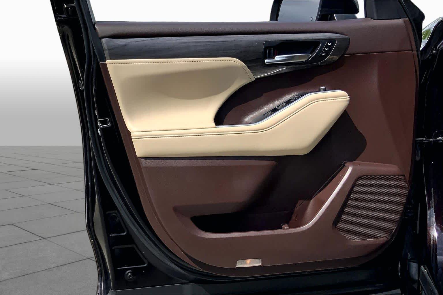 2020 Toyota Highlander photo 21 of 36