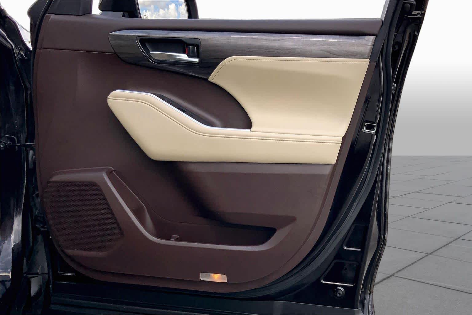 2020 Toyota Highlander photo 22 of 36