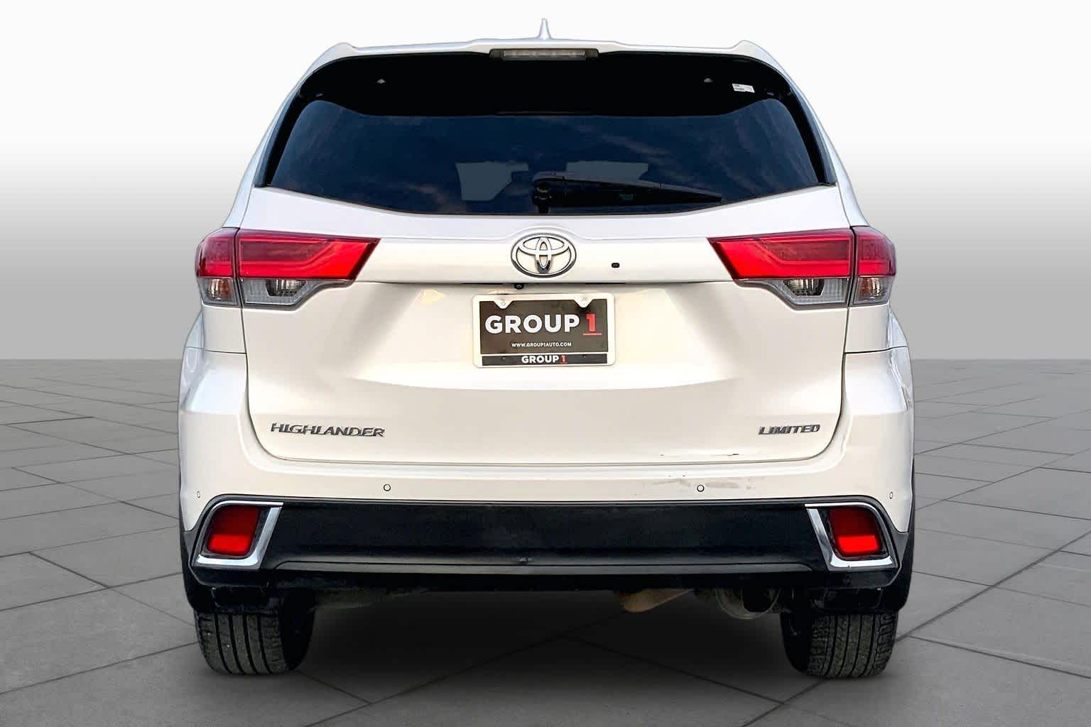 2017 Toyota Highlander photo 5 of 36