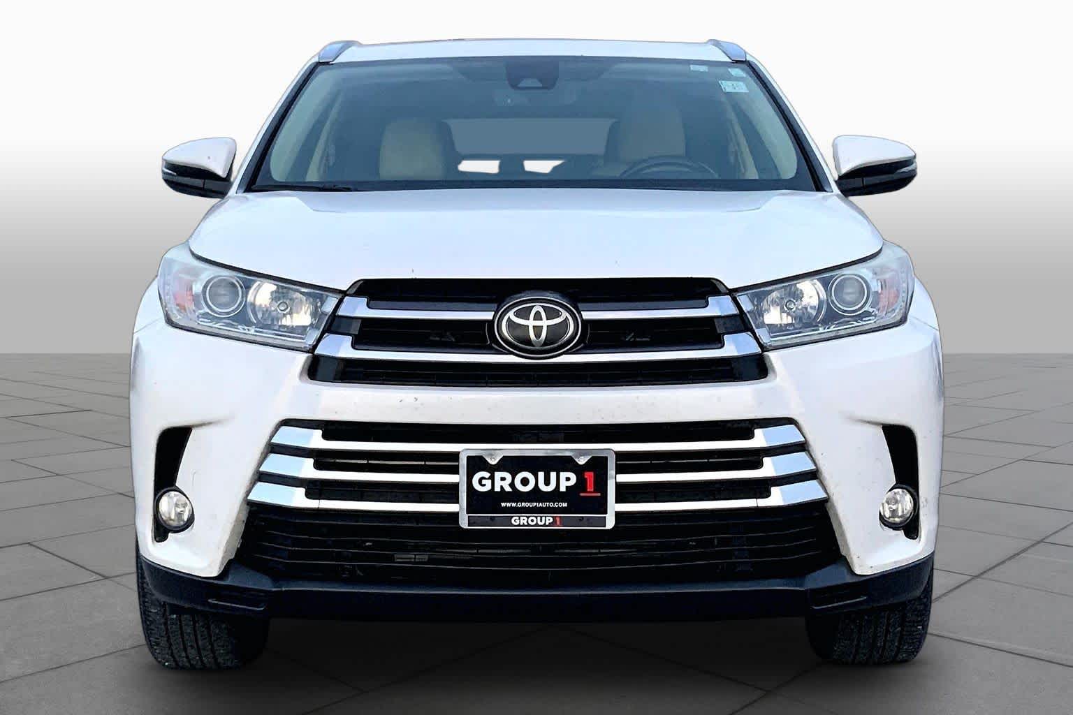 2017 Toyota Highlander photo 4 of 36