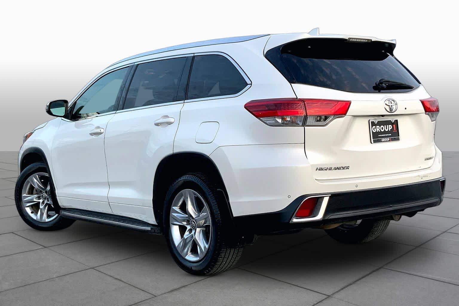 2017 Toyota Highlander photo 12 of 36