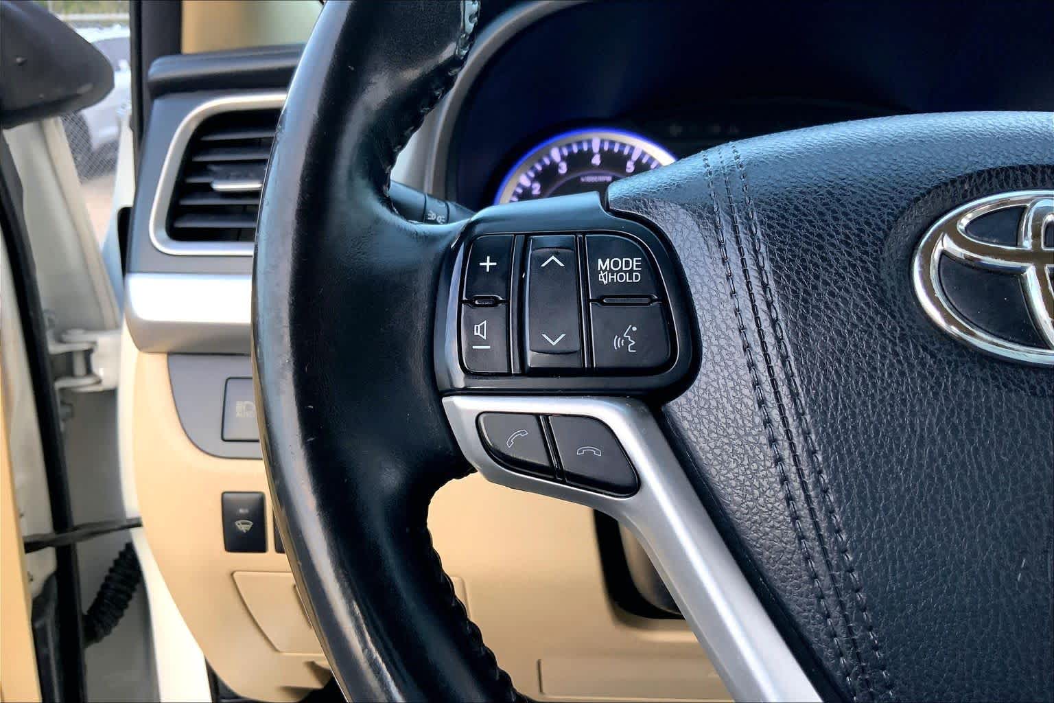 2017 Toyota Highlander photo 23 of 36