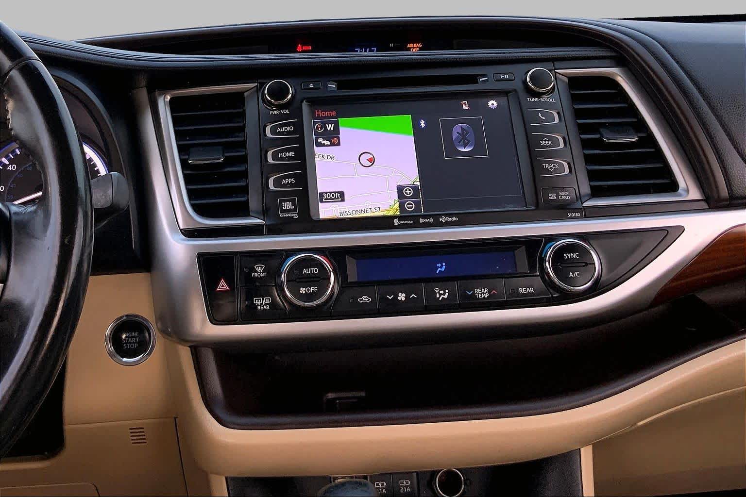 2017 Toyota Highlander photo 7 of 36