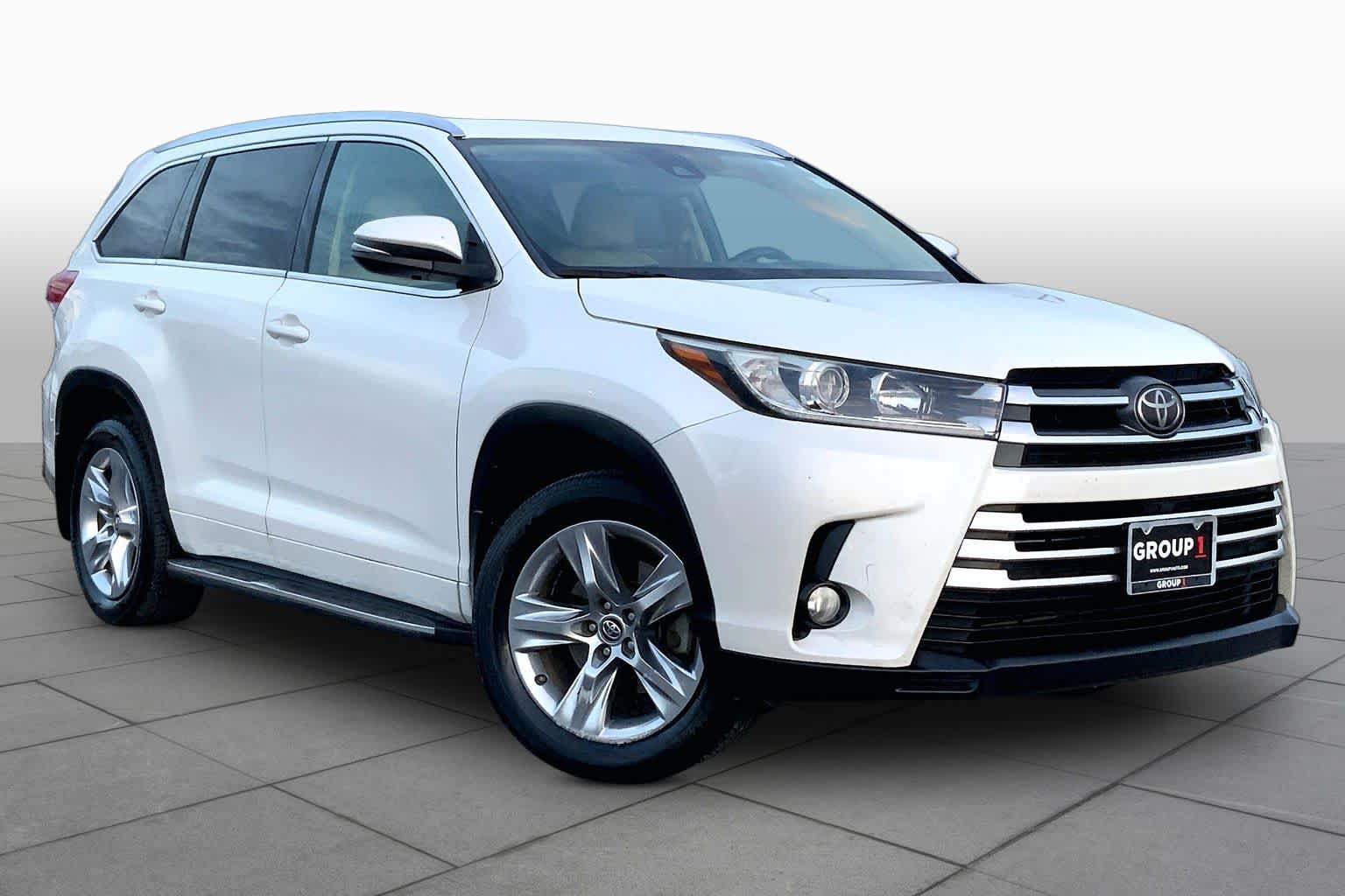 2017 Toyota Highlander photo 3 of 36