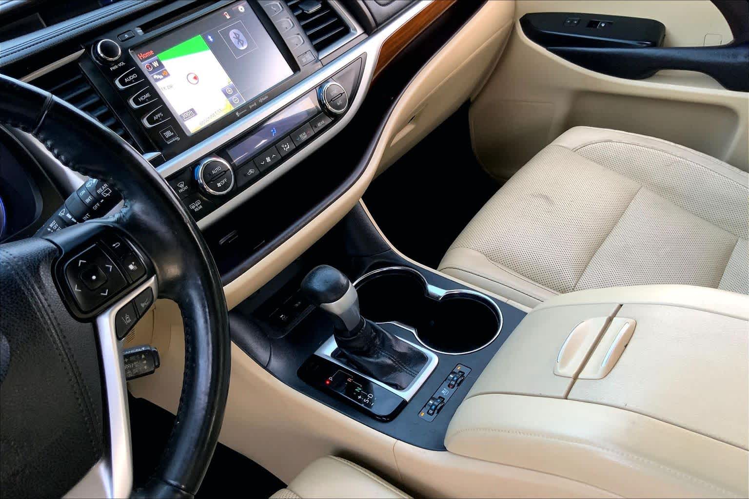 2017 Toyota Highlander photo 16 of 36