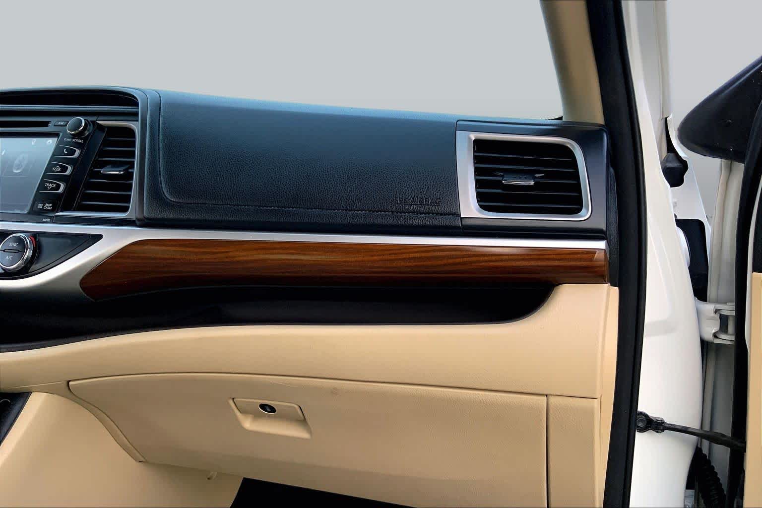 2017 Toyota Highlander photo 18 of 36