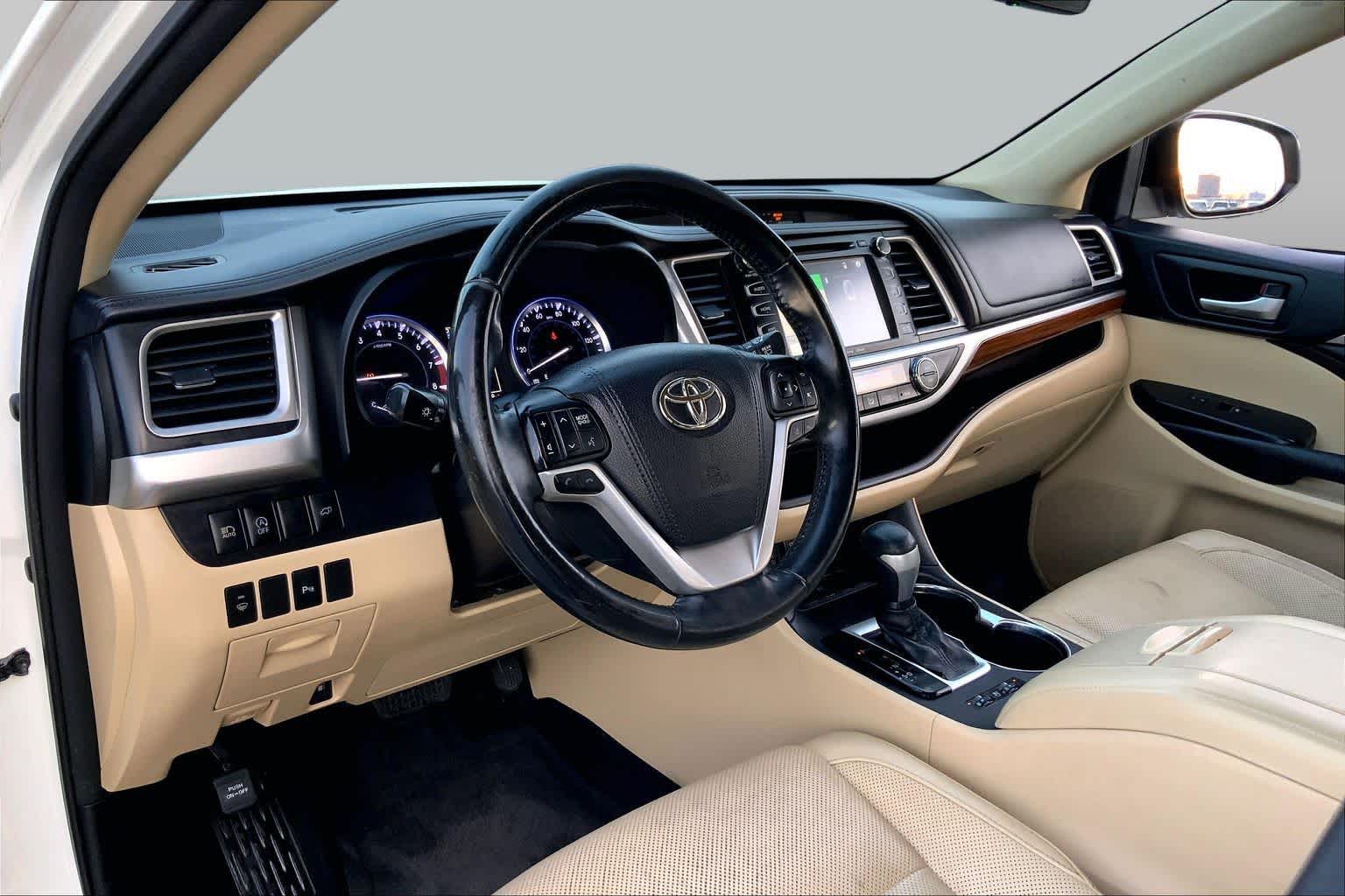 2017 Toyota Highlander photo 17 of 36