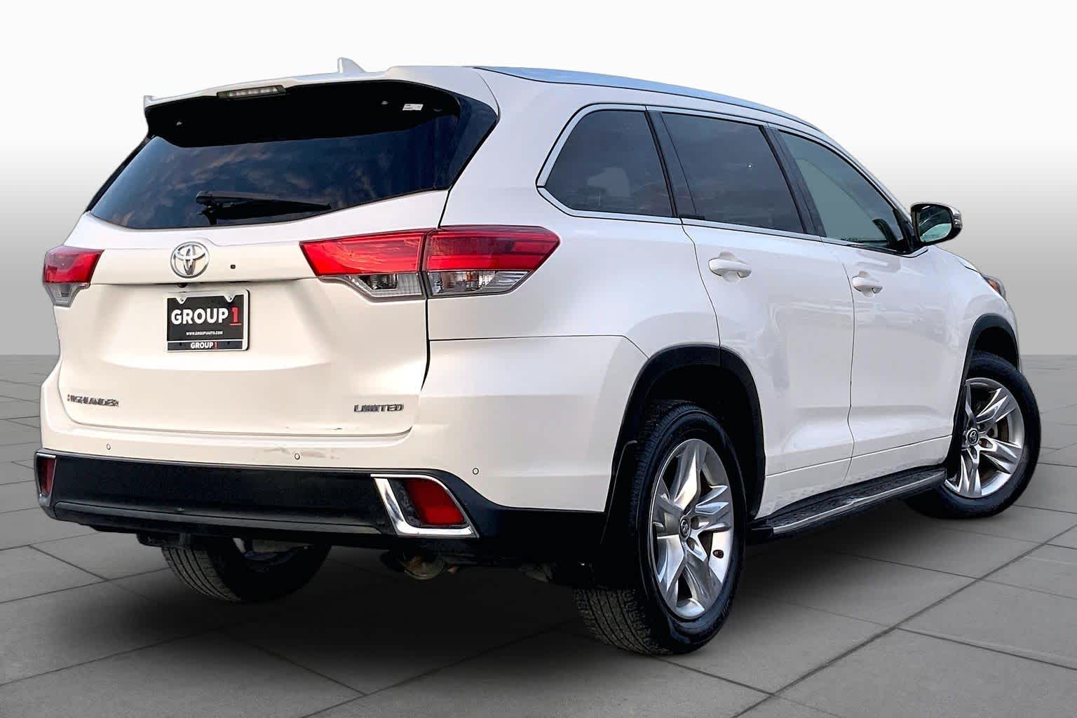 2017 Toyota Highlander photo 13 of 36