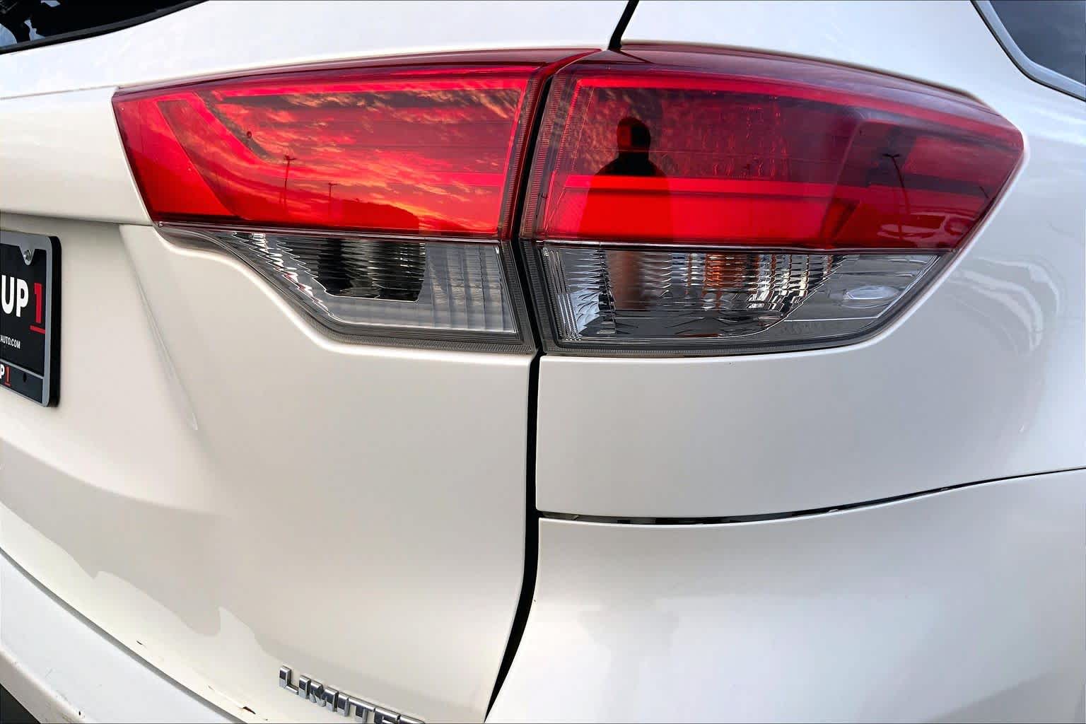 2017 Toyota Highlander photo 10 of 36