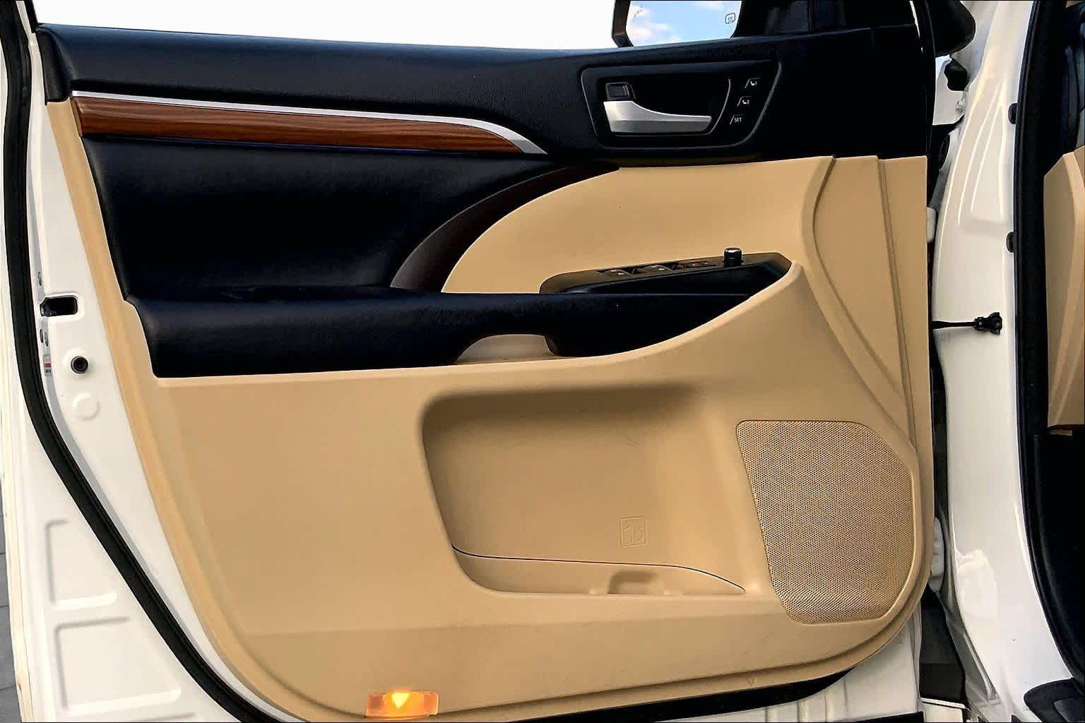 2017 Toyota Highlander photo 21 of 36