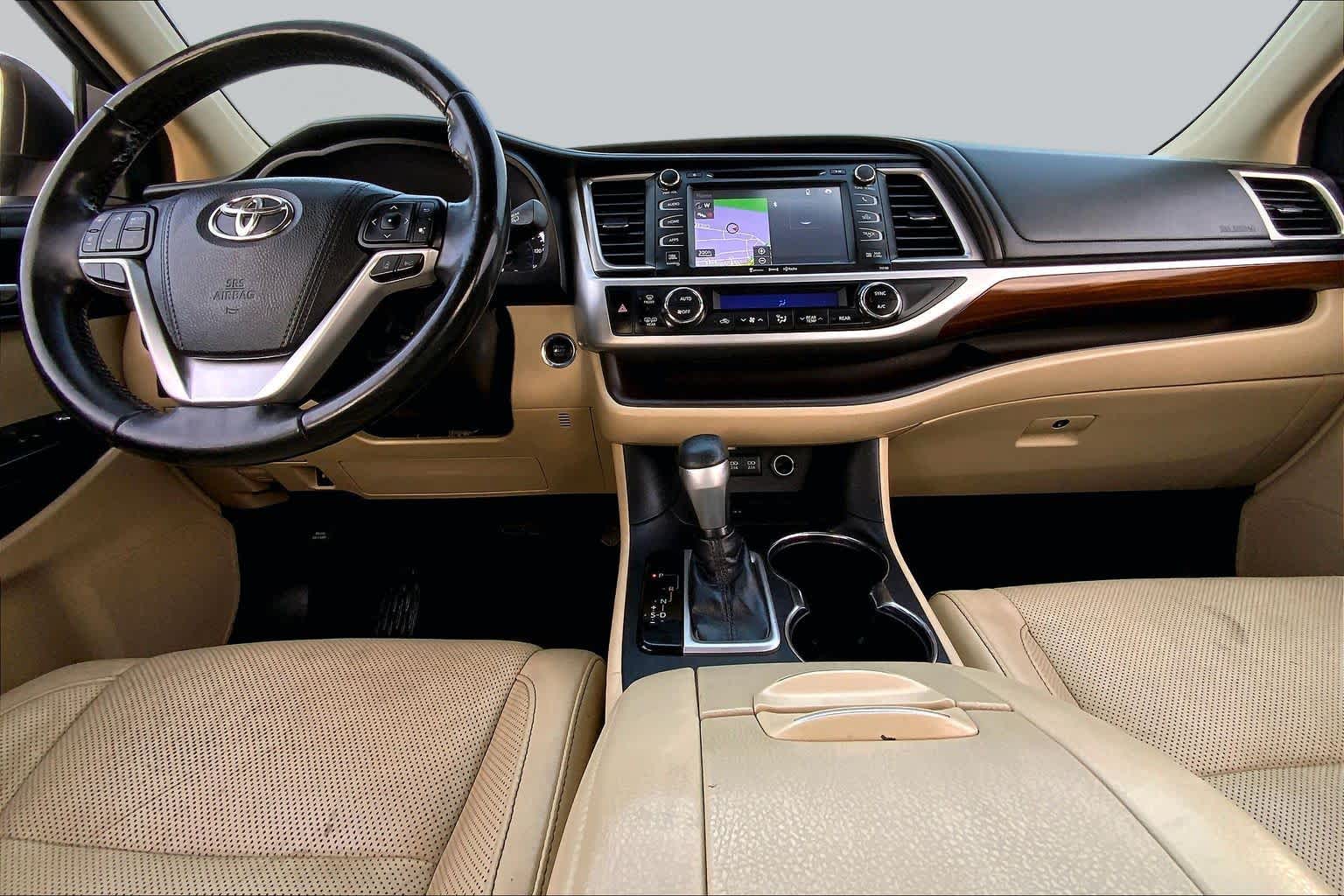 2017 Toyota Highlander photo 15 of 36