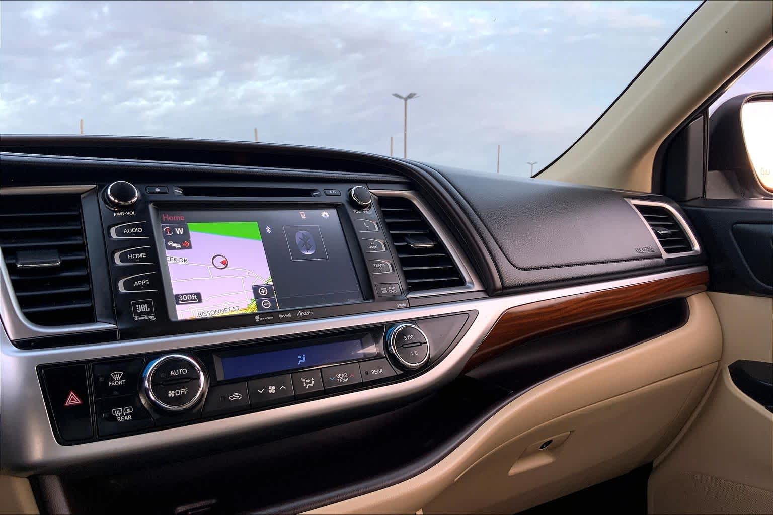 2017 Toyota Highlander photo 35 of 36