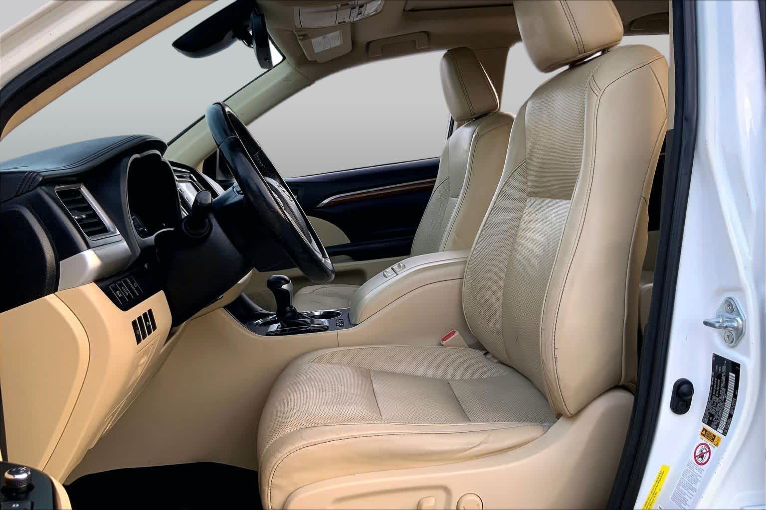 2017 Toyota Highlander photo 8 of 36