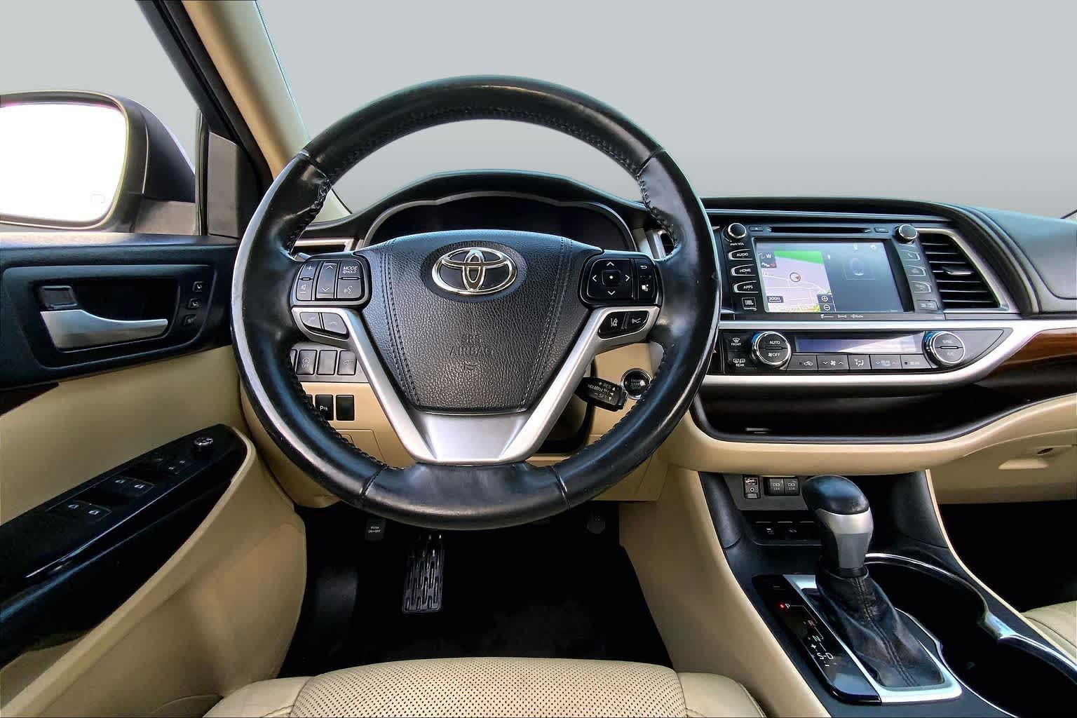 2017 Toyota Highlander photo 6 of 36