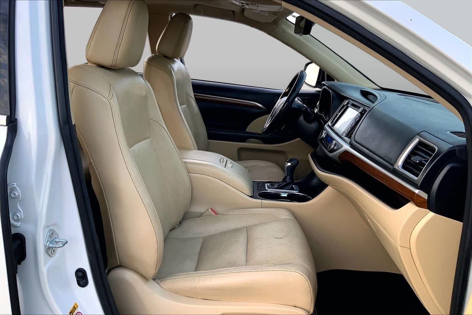 2017 Toyota Highlander photo 9 of 36