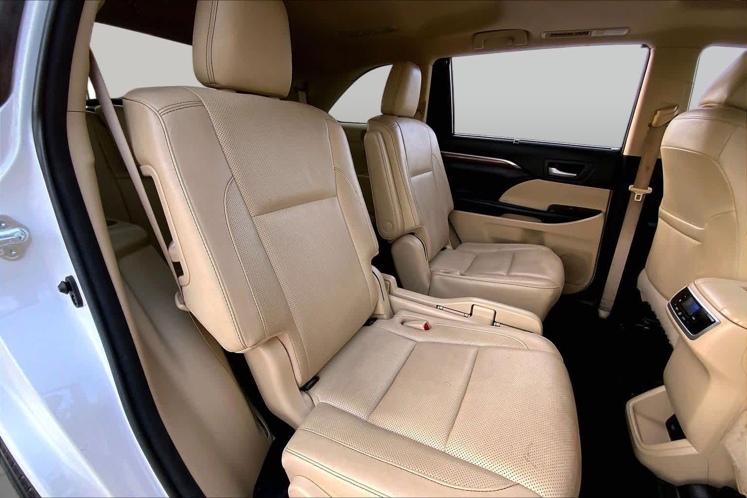 2017 Toyota Highlander photo 19 of 36