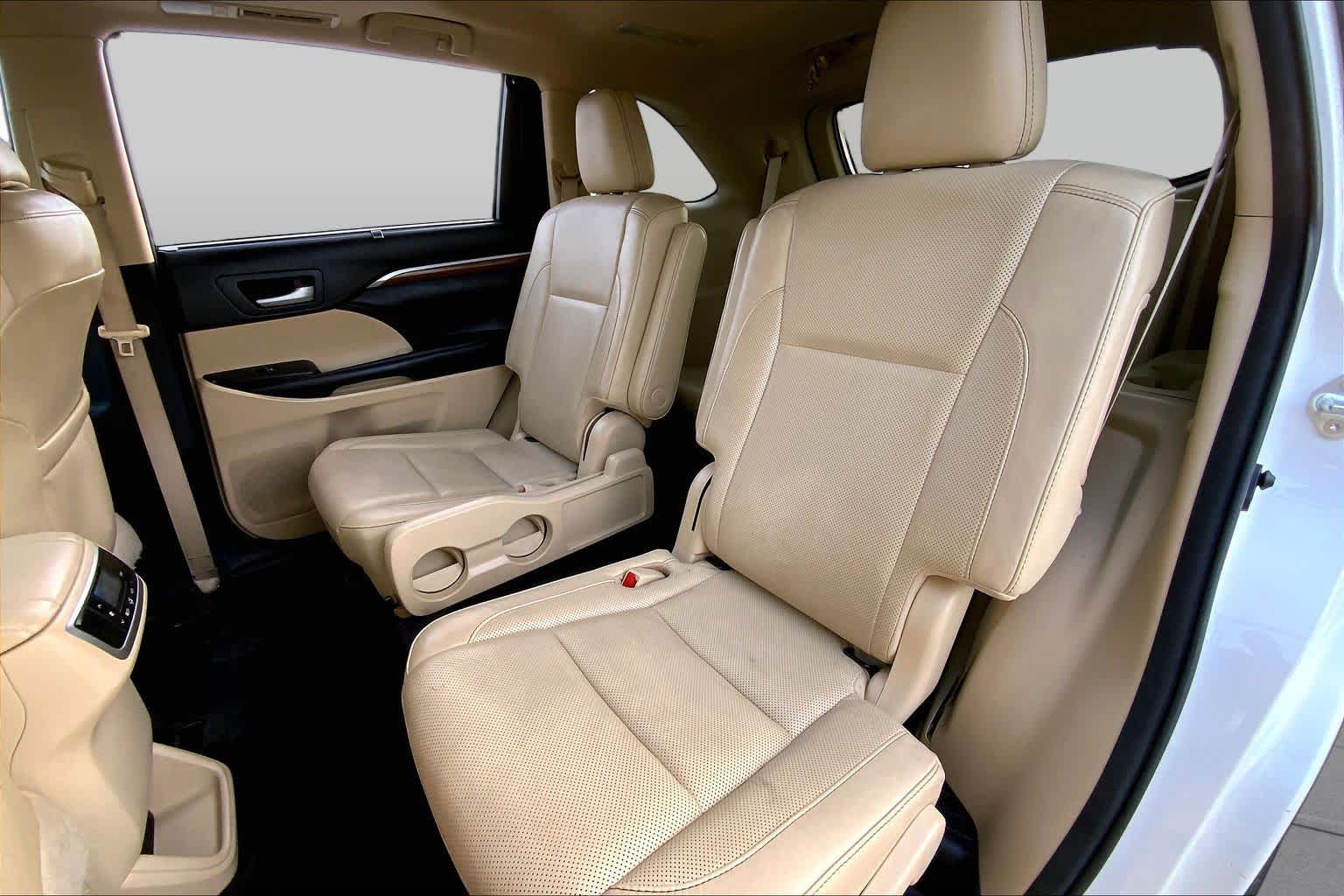 2017 Toyota Highlander photo 20 of 36