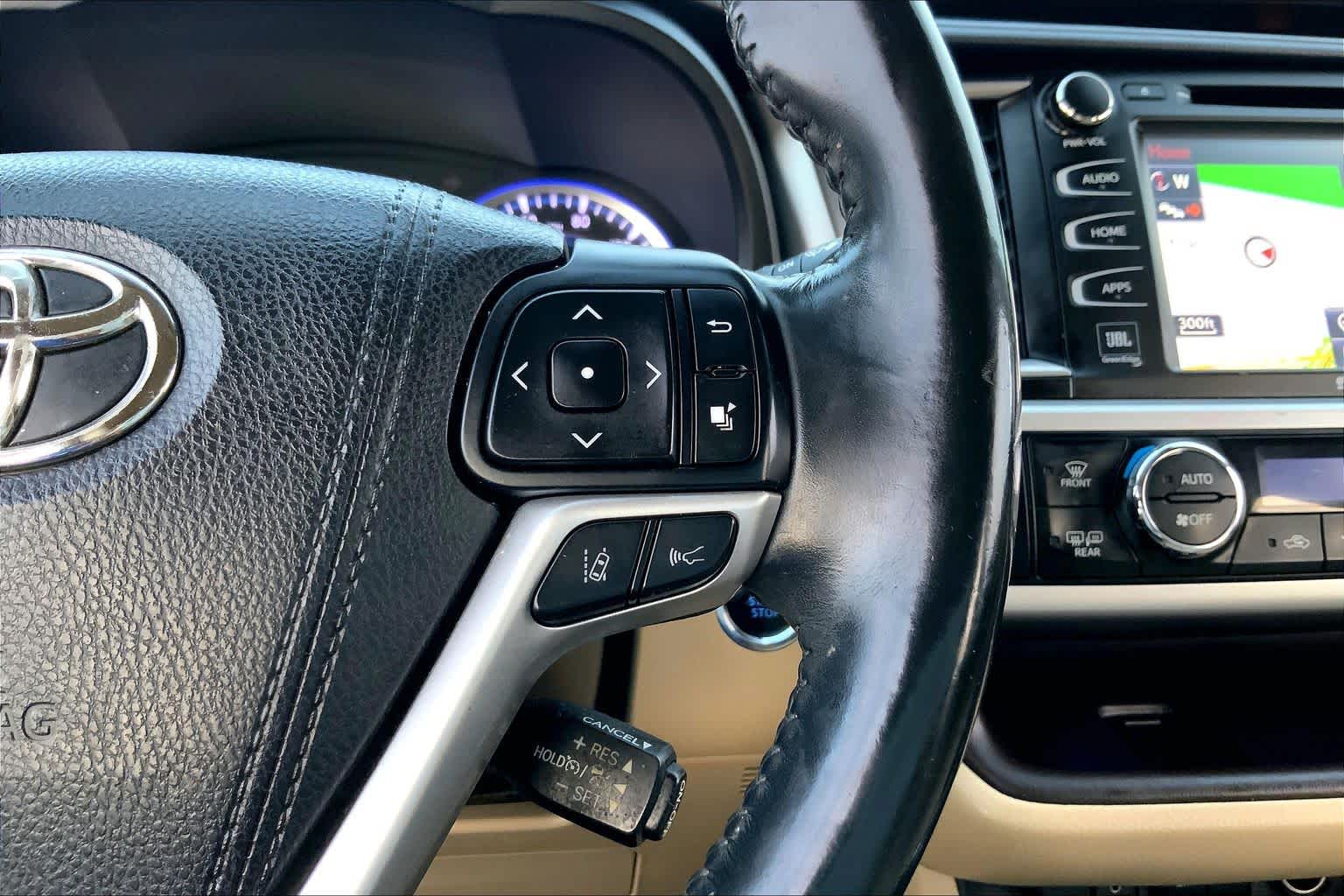 2017 Toyota Highlander photo 24 of 36