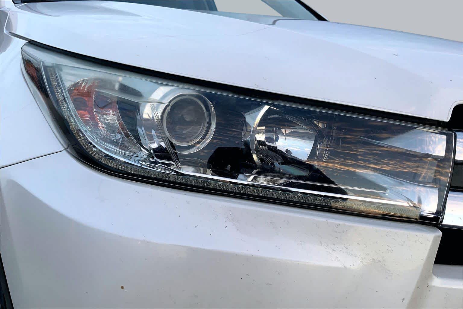 2017 Toyota Highlander photo 27 of 36