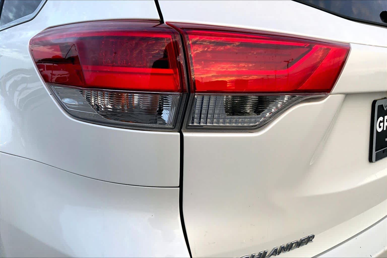 2017 Toyota Highlander photo 28 of 36