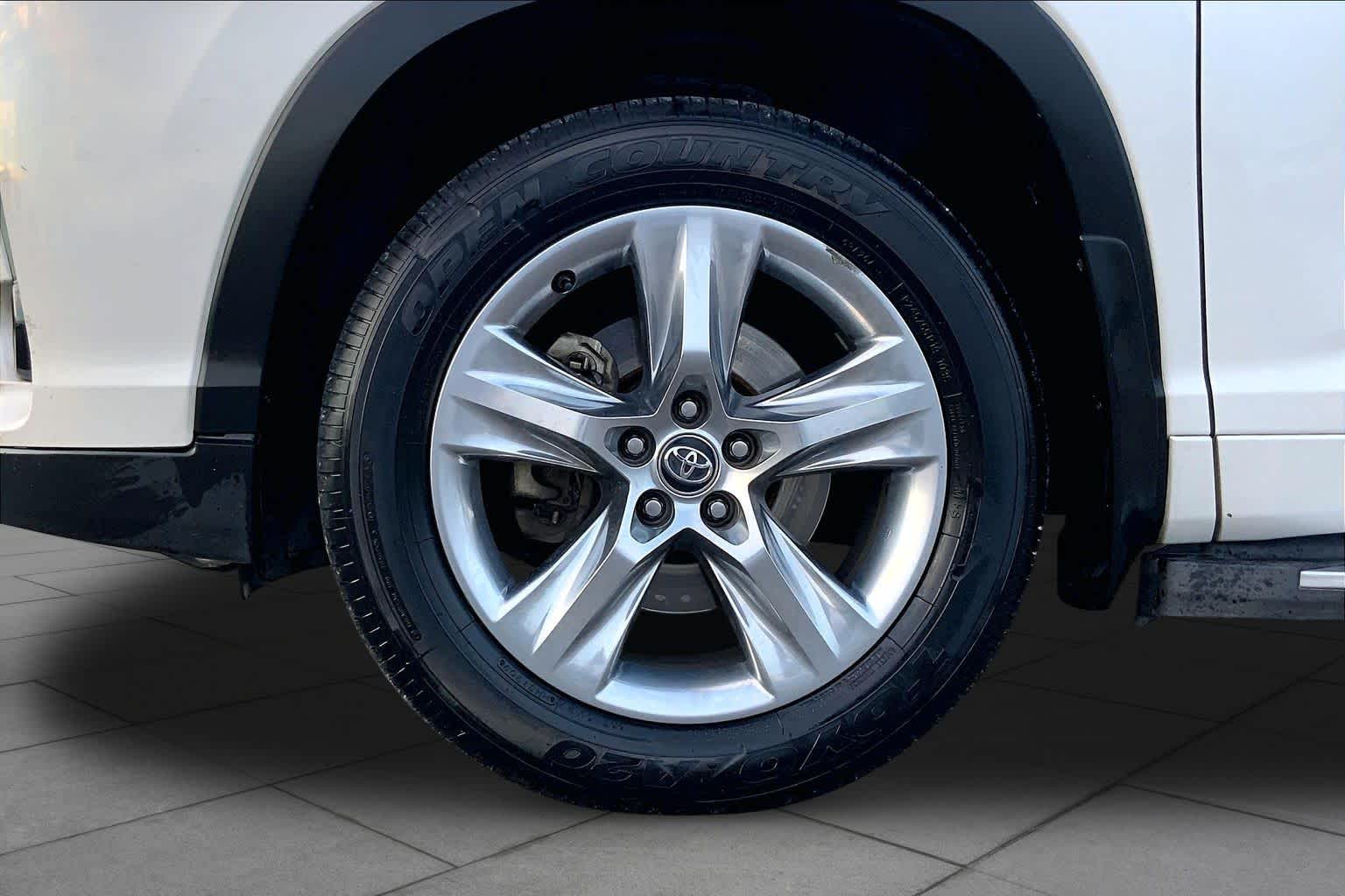 2017 Toyota Highlander photo 11 of 36