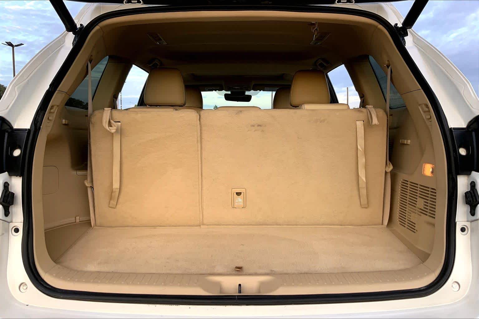 2017 Toyota Highlander photo 34 of 36