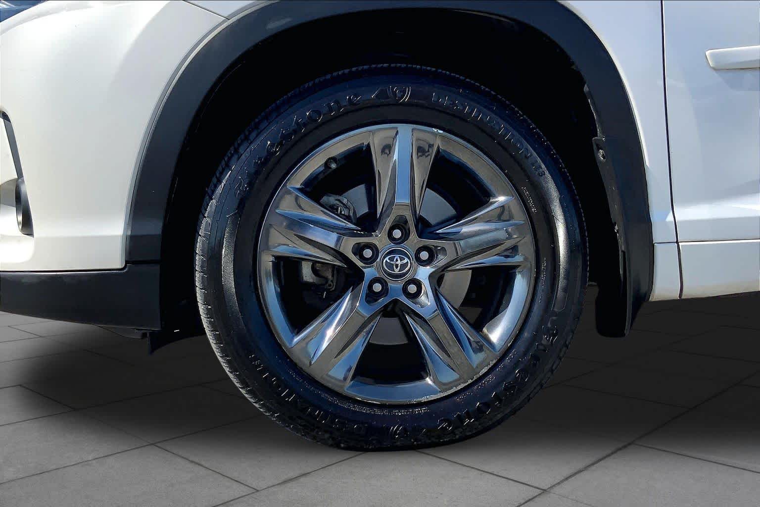 2018 Toyota Highlander photo 11 of 36