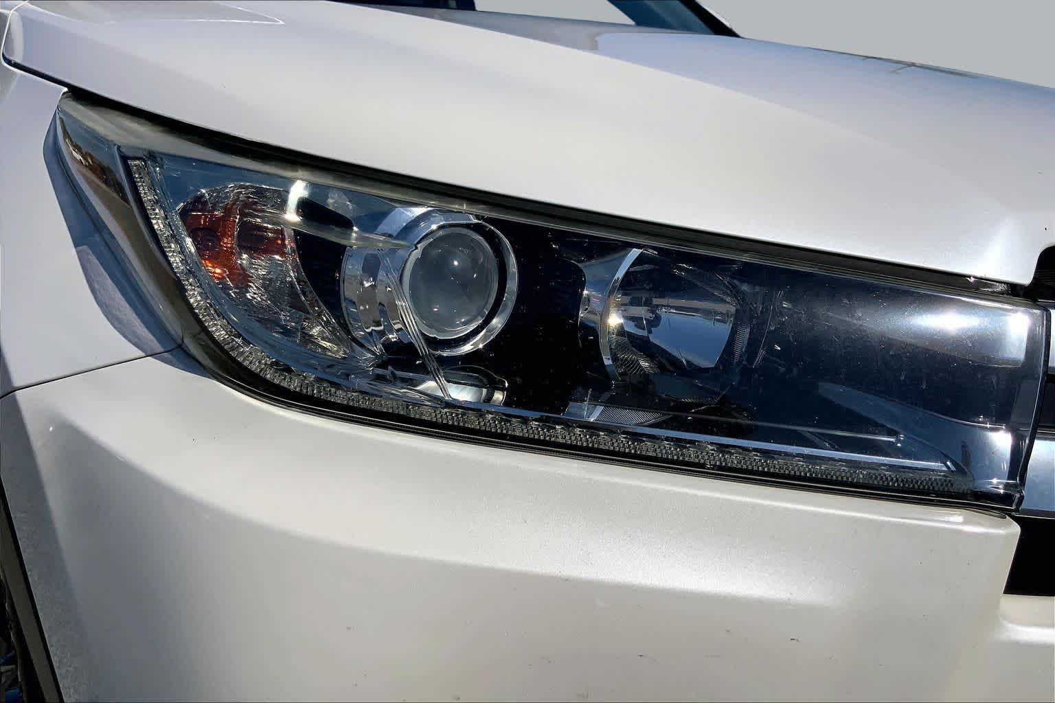 2018 Toyota Highlander photo 27 of 36