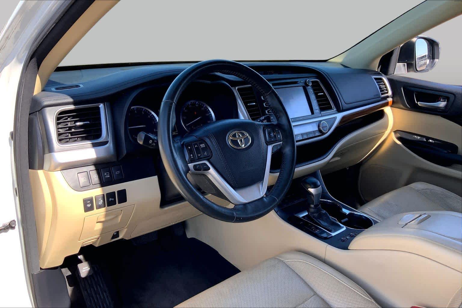 2018 Toyota Highlander photo 17 of 36