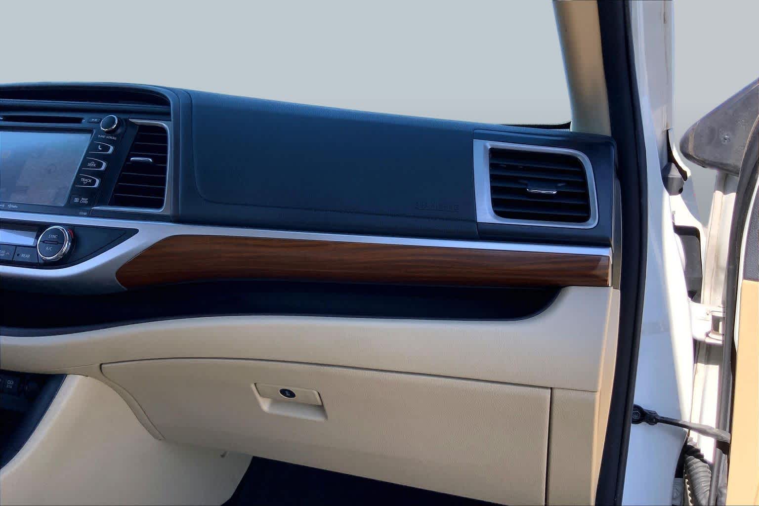 2018 Toyota Highlander photo 18 of 36