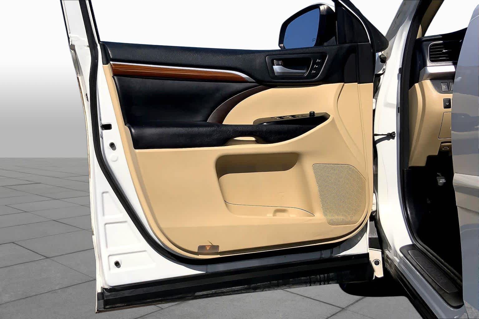 2018 Toyota Highlander photo 21 of 36