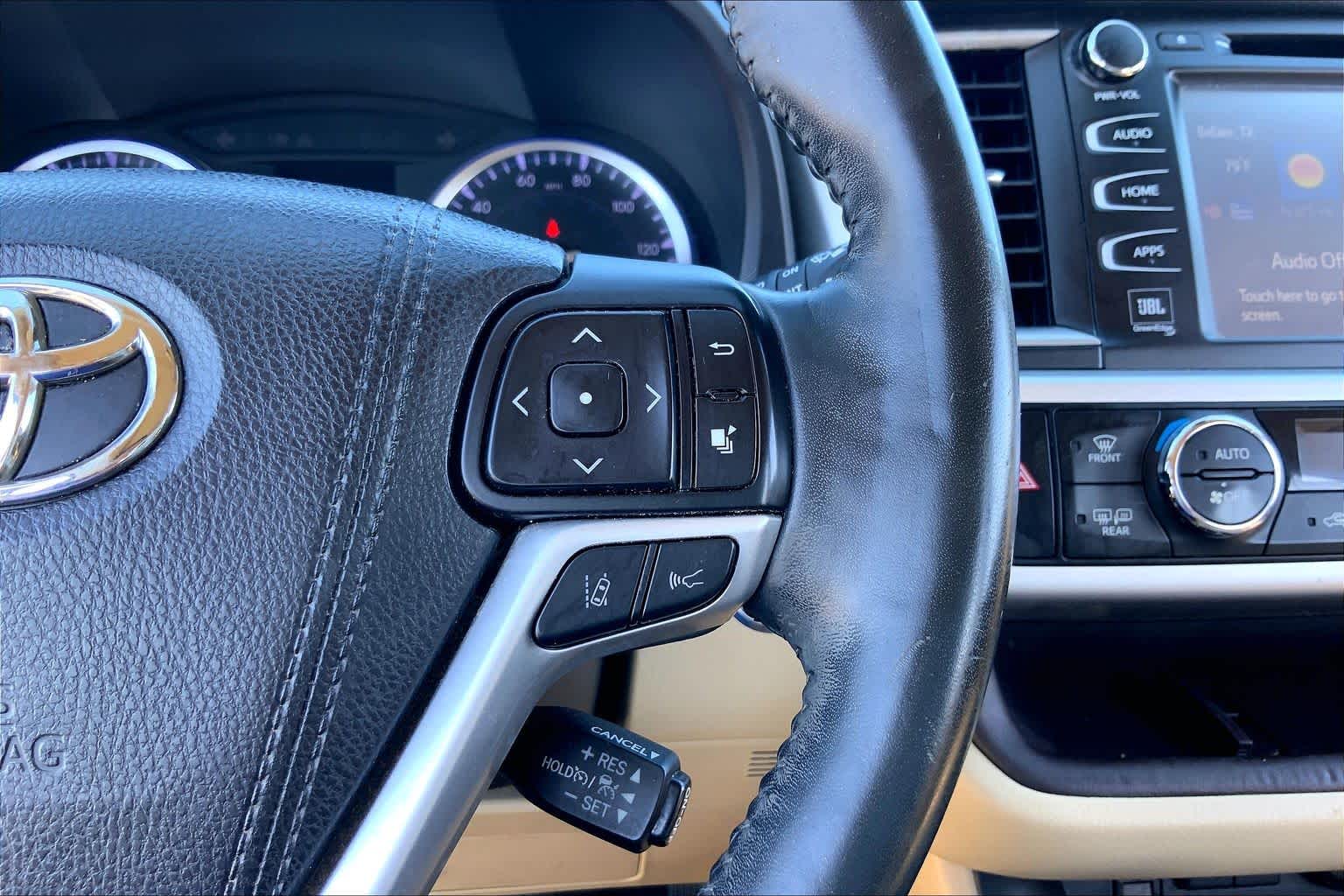2018 Toyota Highlander photo 24 of 36